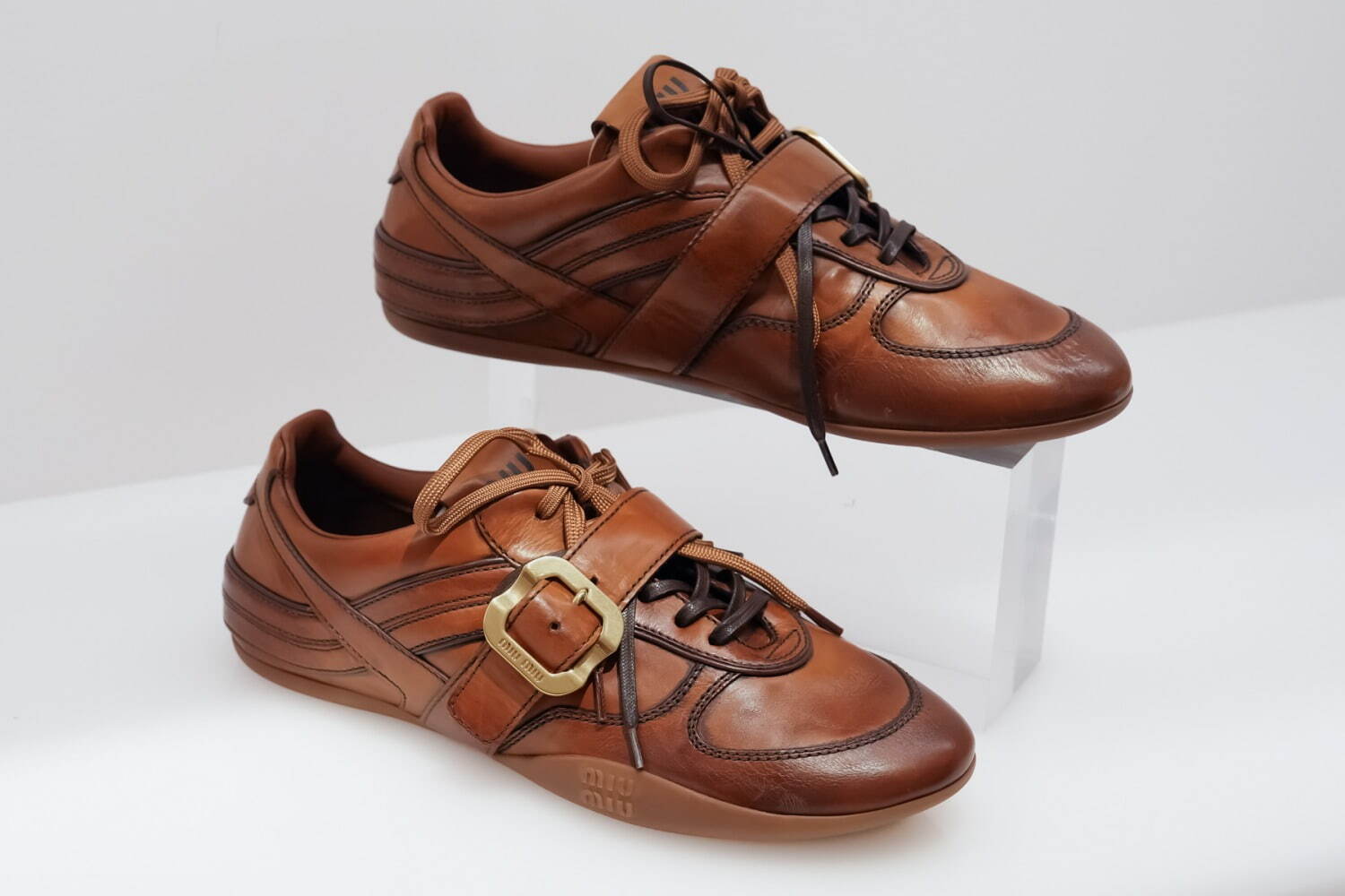 ミュウミュウ“バックルストラップ”が甲を覆う革製スニーカー、パイソン