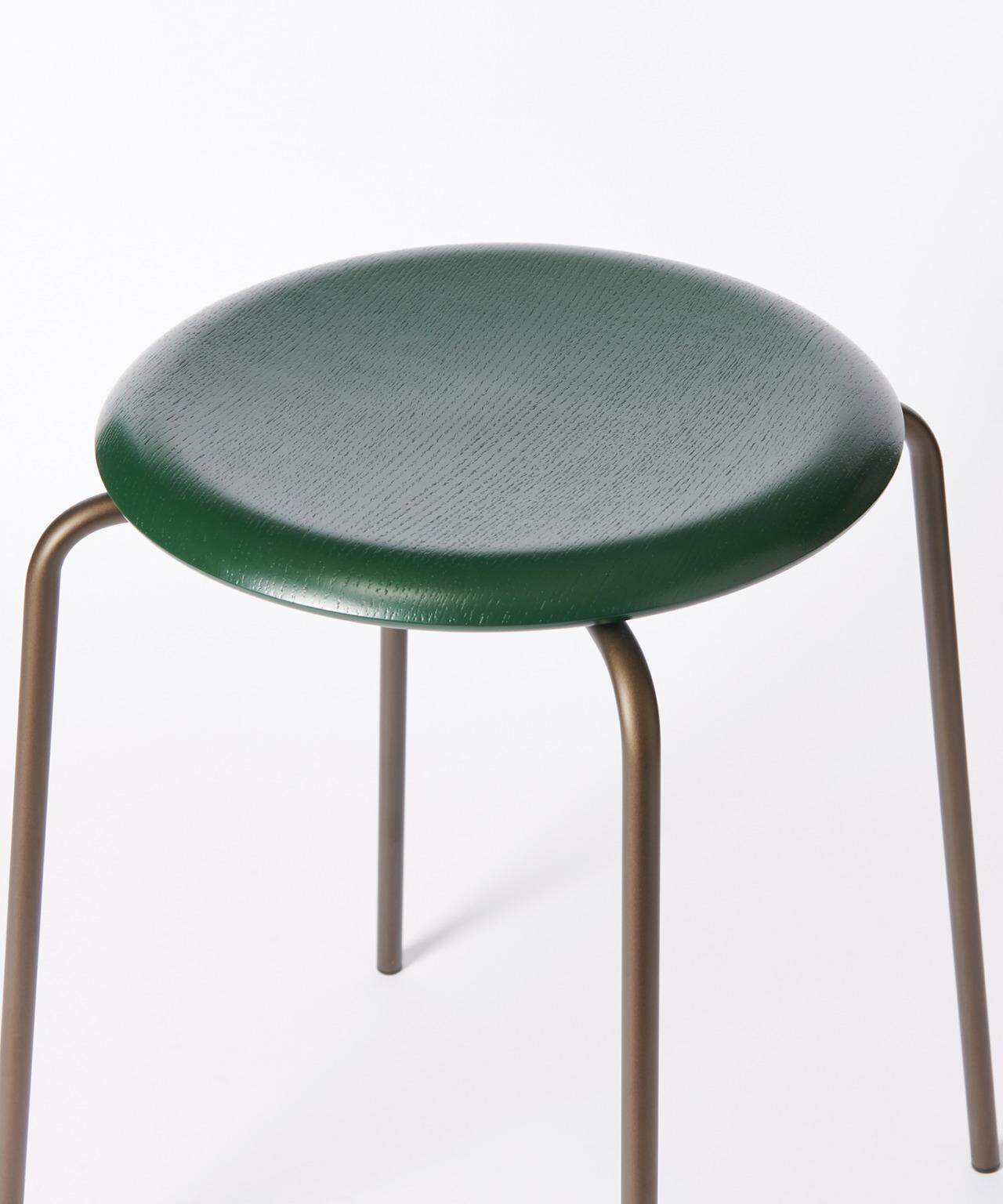 フリッツ・ハンセン“深みグリーン”のドットスツール＆チェアプリントT