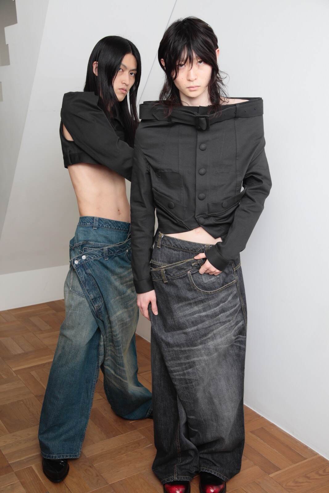 オリミ“オーバーラップ”仕様のビッグデニムパンツ、ウォッシュ加工の