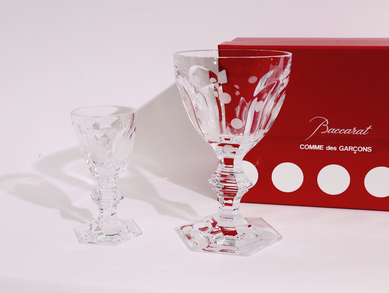 コム デ ギャルソン 青山店限定のバカラ“ドット柄”ペーパーウェイト