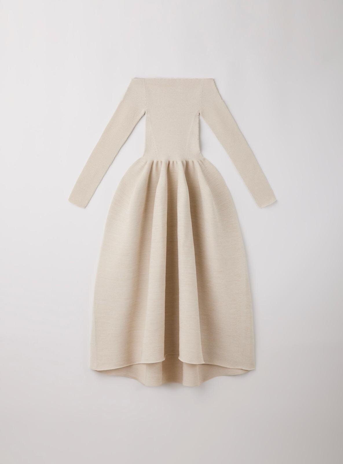 CFCL“グリッターきらめく”壺型ニットドレスがオフショルダーorベル