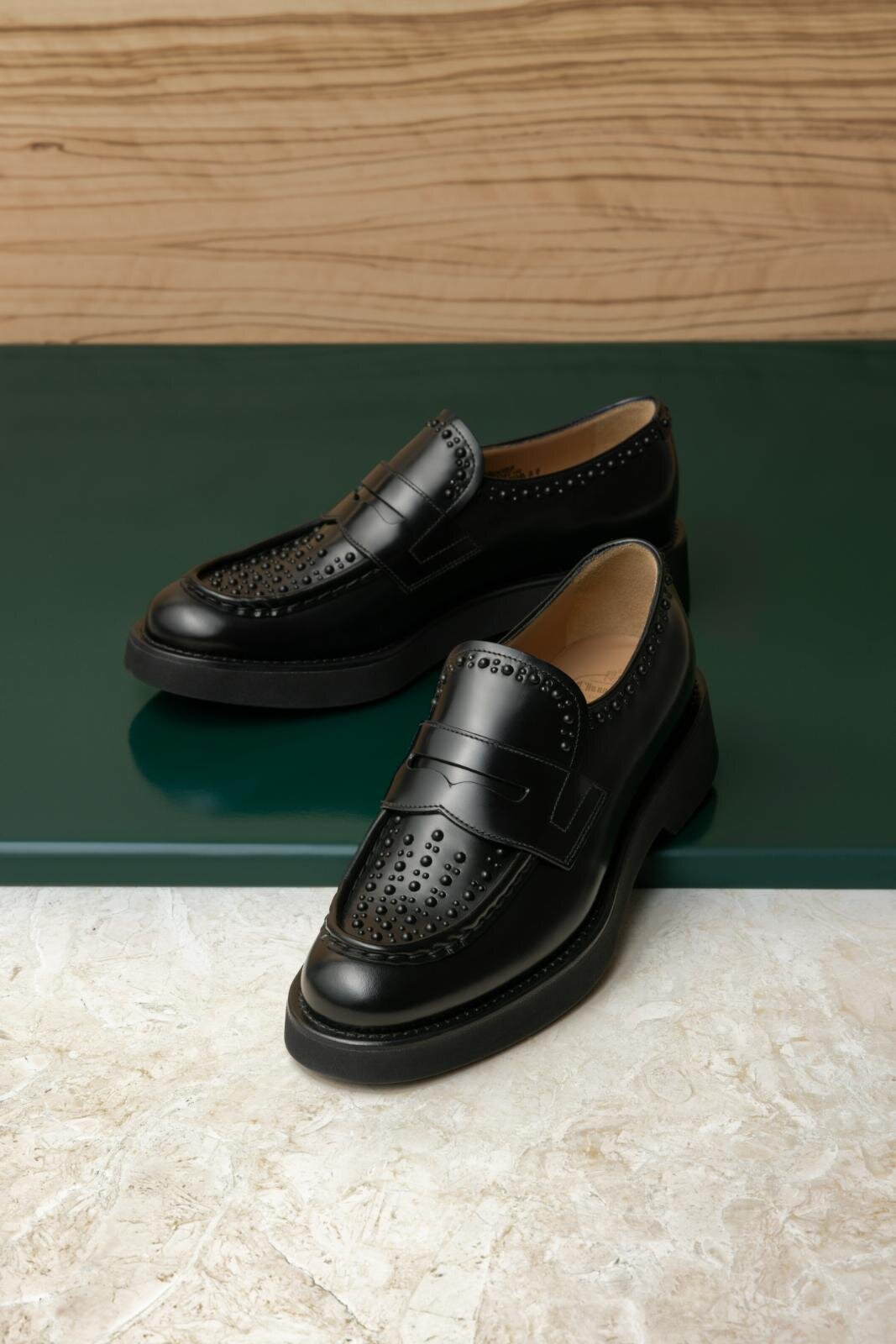 チャーチ“ブラックスタッズ”輝くレザーシューズ「シティライツ