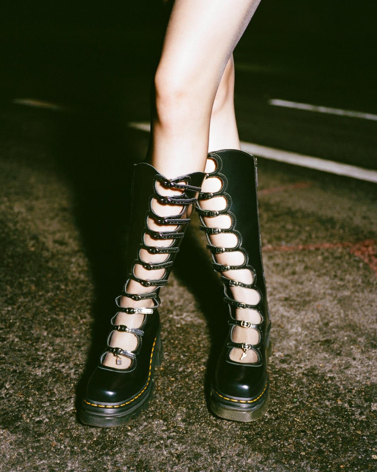 マーク ジェイコブス×ドクターマーチン“バックル”並ぶレザーブーツ