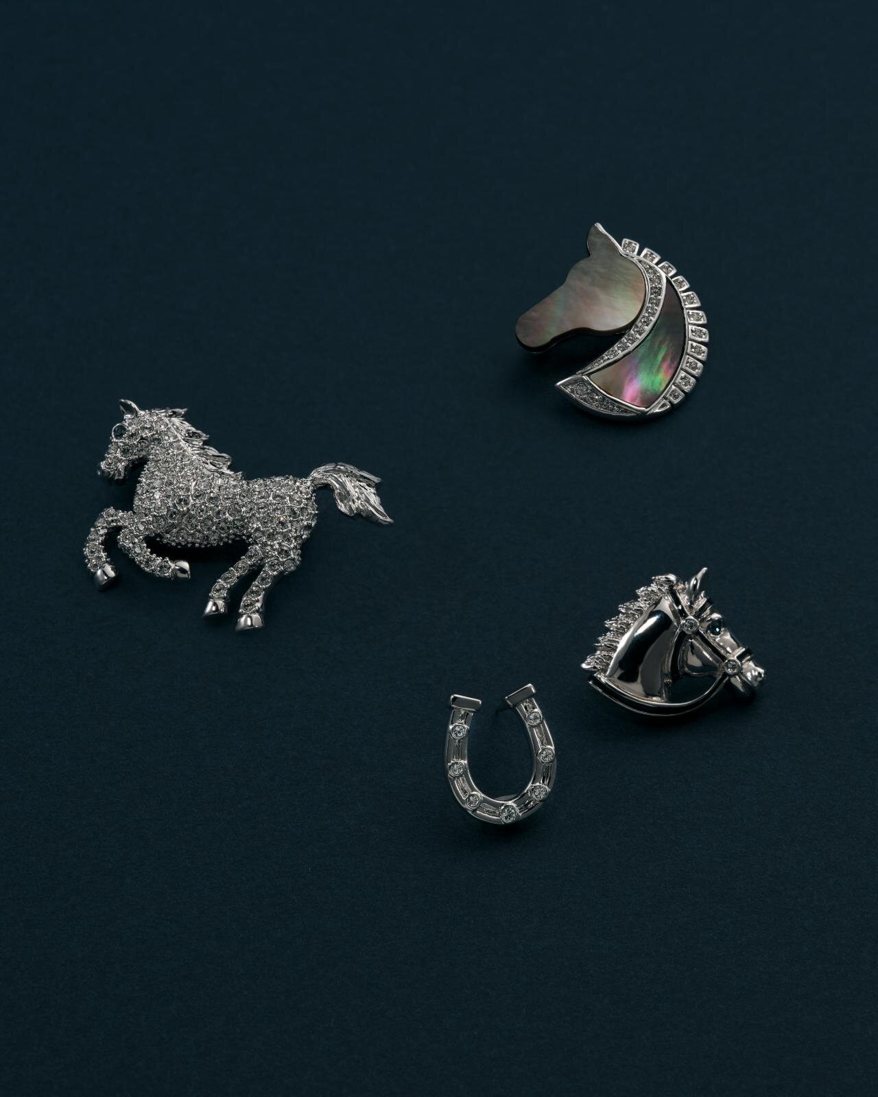 ヴァンドームブティック“馬”アクセサリー、ブルーの瞳煌めくブローチ