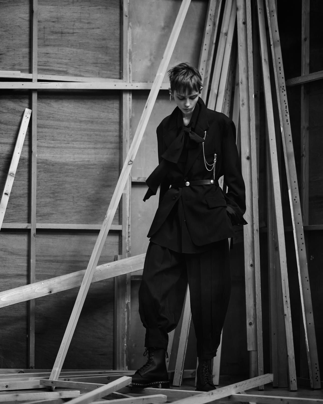 S'YTE“艶やかな玉虫色”ケープ風トレンチーコート＆深みブルーのロング