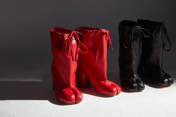 メゾン マルジェラから新作「タビ」シューズ登場、「赤」と「黒」で