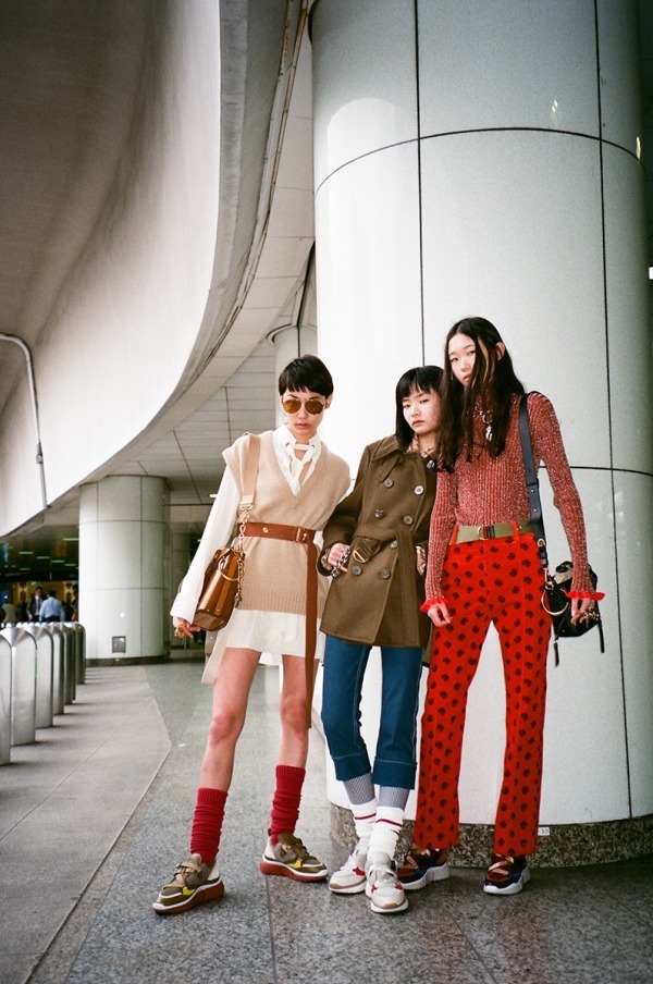 クロエの新作「Sonnie」スニーカー、ハイブリッドデザインに多彩な