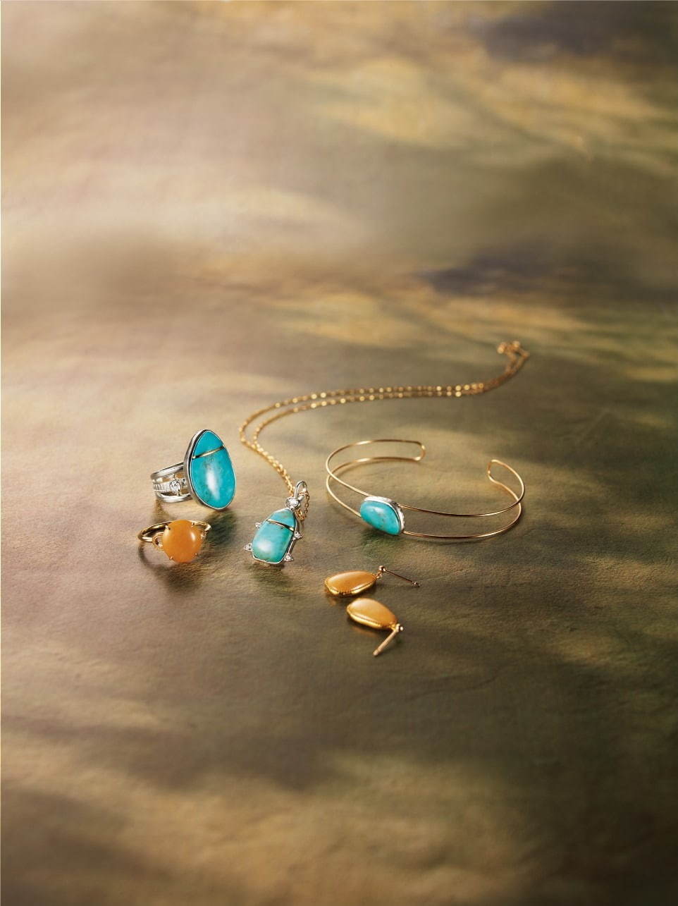 アガットの新作ジュエリー、ターコイズやラリマーを使った鮮やかな