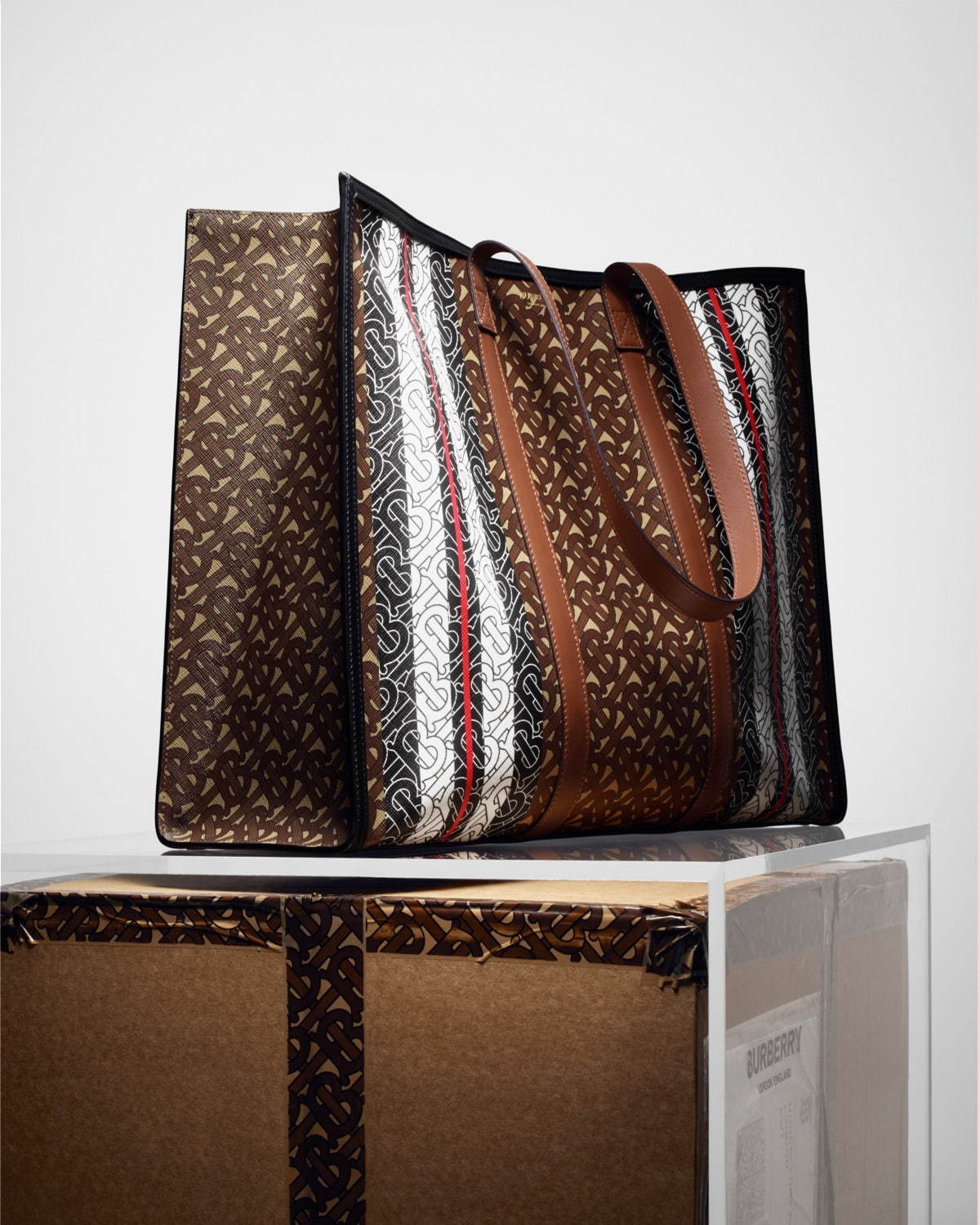 バーバリー初のモノグラムコレクション「TB」モチーフのバッグや