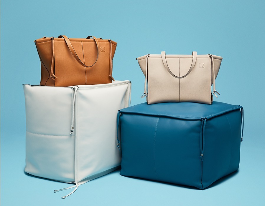 ロエベ“クッション”から生まれた「クッション・トート」に新作