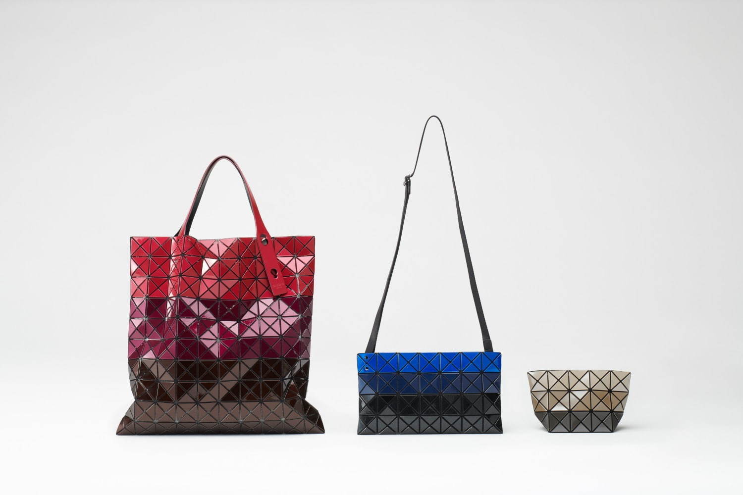 BAO BAO ISSEY MIYAKE 19年秋冬の新作、英字と三角のピースを融合させ