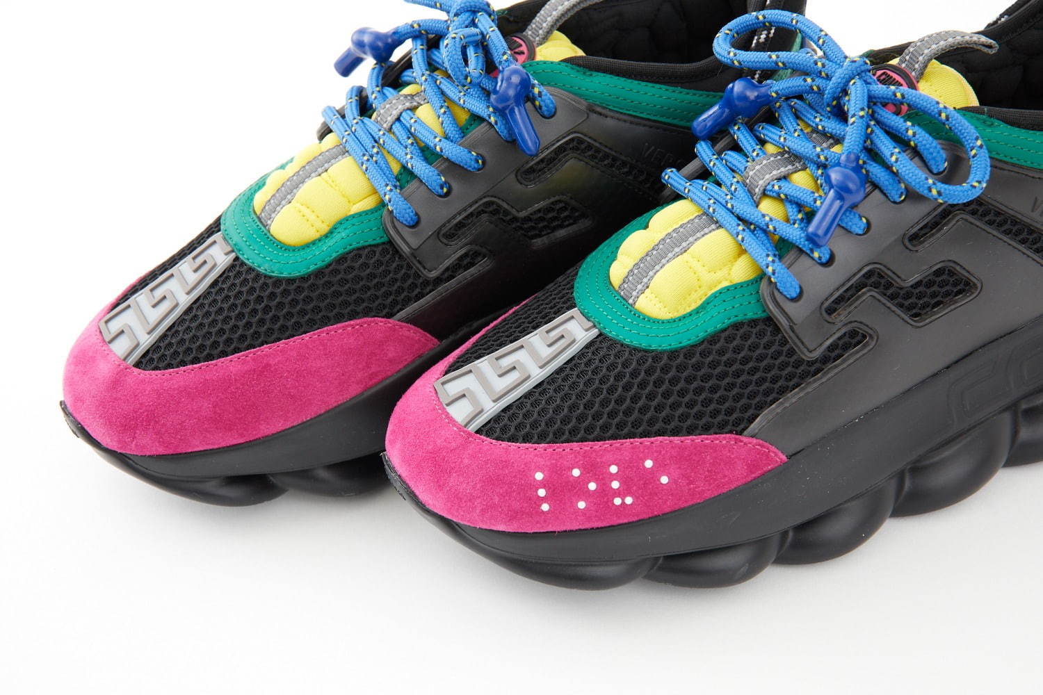 ヴェルサーチェからマルチカラーパッチのレザー小物やスニーカー