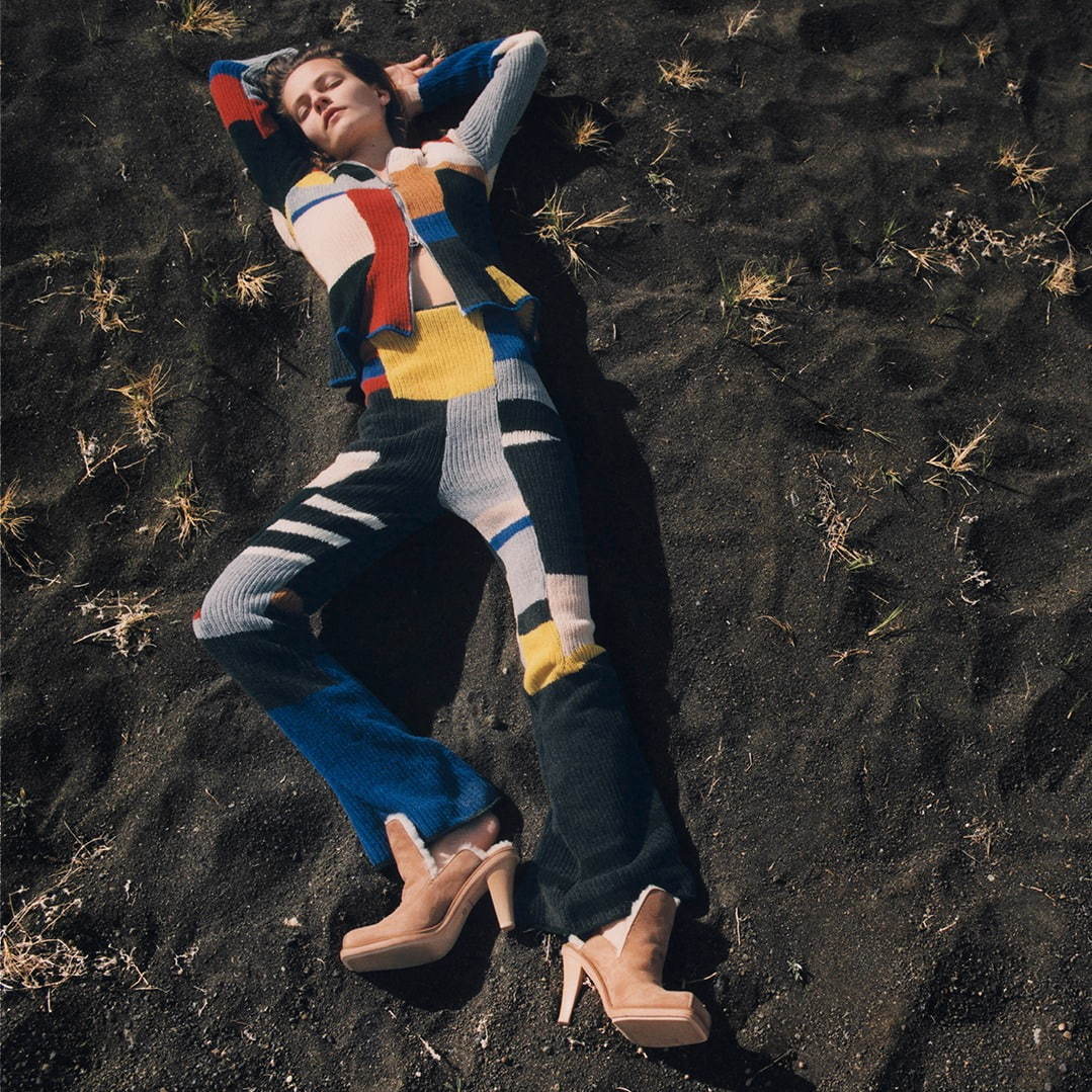 UGG×エコーズ・ラッタの限定シューズ、ラムスエードアッパーのミュール