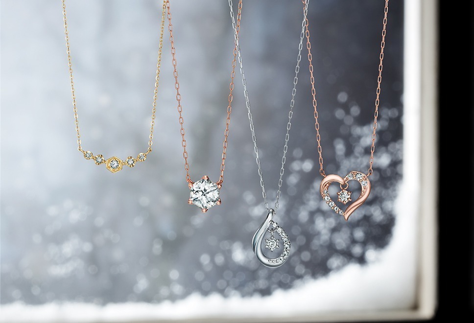 4℃のクリスマスジュエリー、“雪の結晶”ネックレスに幻想的な輝きの