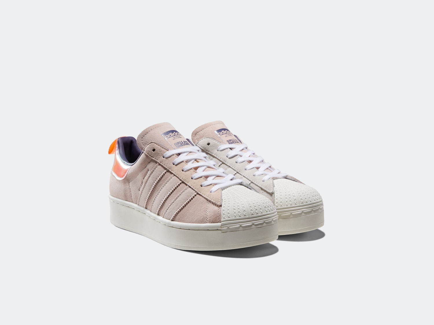 アディダス オリジナルス「スーパースター」が厚底ソールの“7色に光る