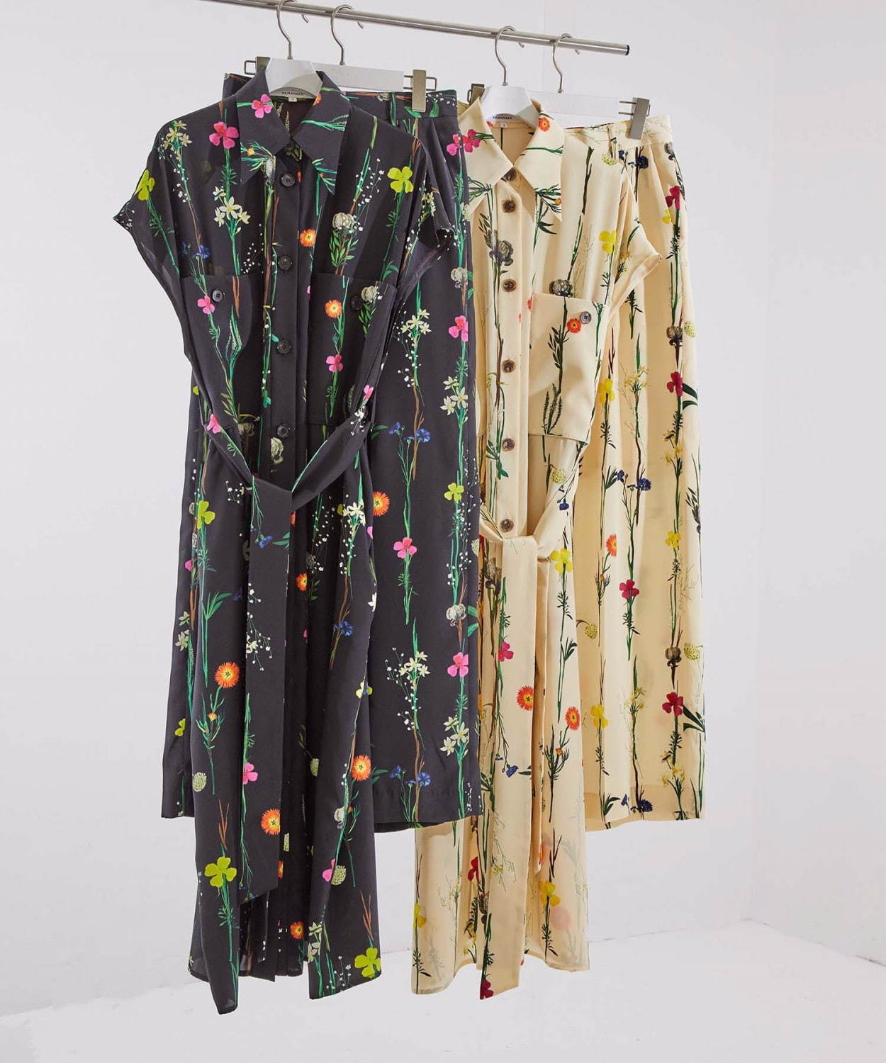 アキラナカの“フラワープリント”別注ワンピースなど、ステュディオス