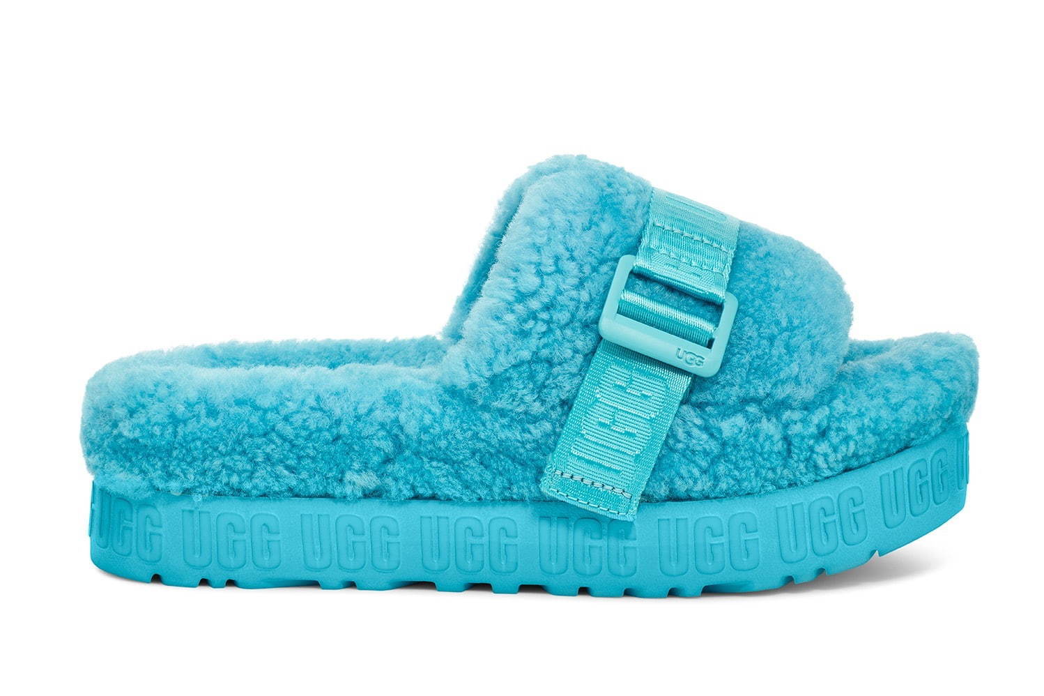 UGGの“厚底ソール＆ふわふわファー”サンダル、ピンクやブルーなど