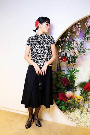 ケイタマルヤマの新作チャイナドレス、フェミニンレースや鮮やかな