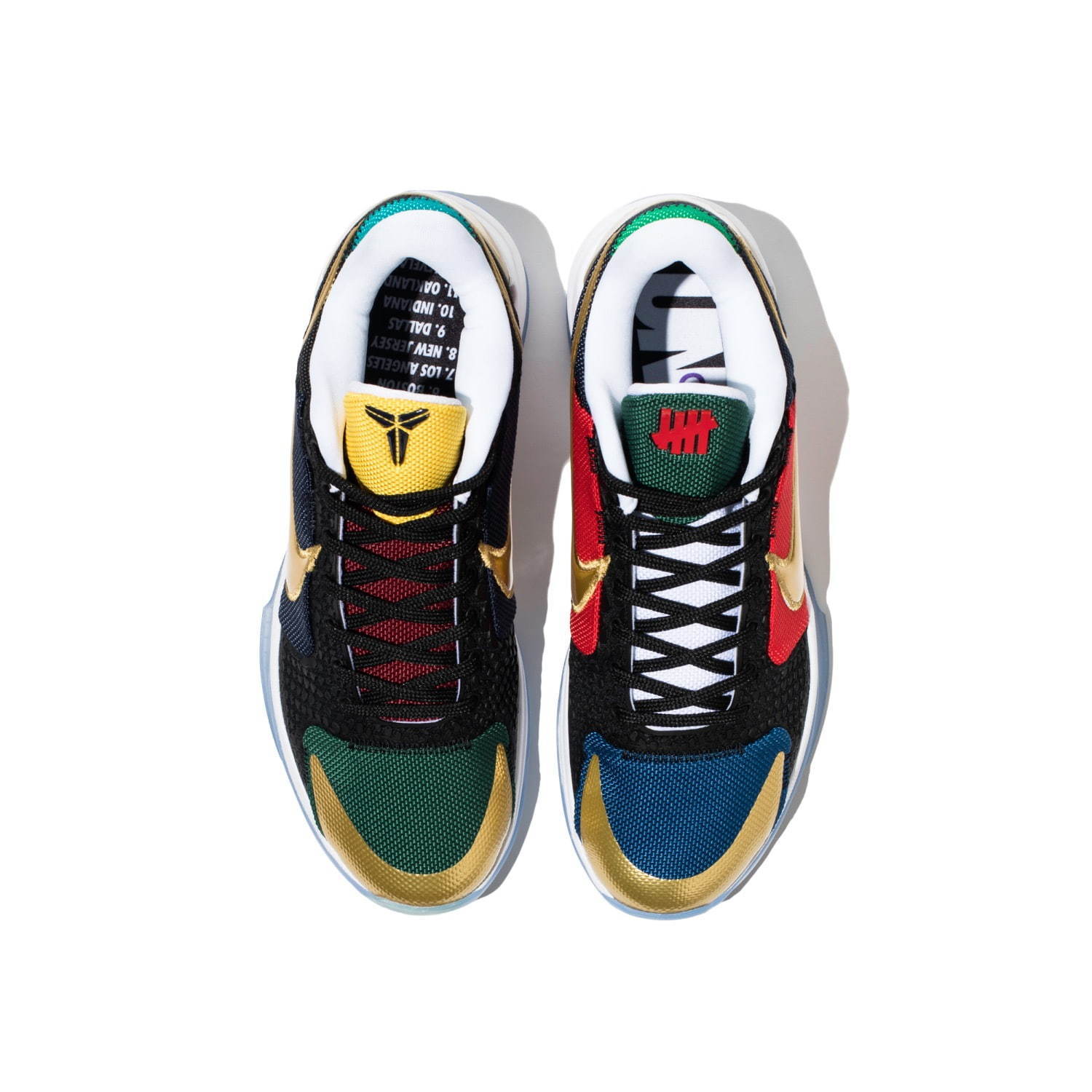 ナイキ×アンディフィーテッドのスニーカー、非対称マルチカラー