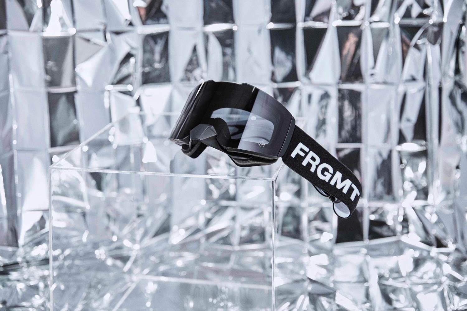 オークリー×藤原ヒロシのフラグメント新作、ロゴ入りアイウェア