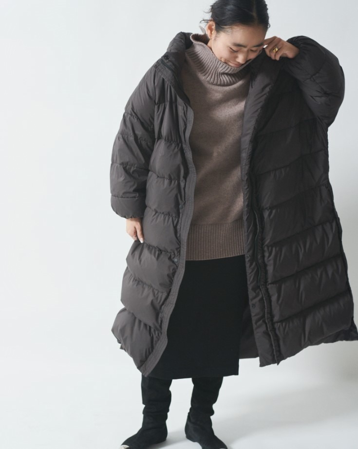 エミ×ナンガ×スタイリスト金子綾“リバーシブル”ダウンコート、軽量性