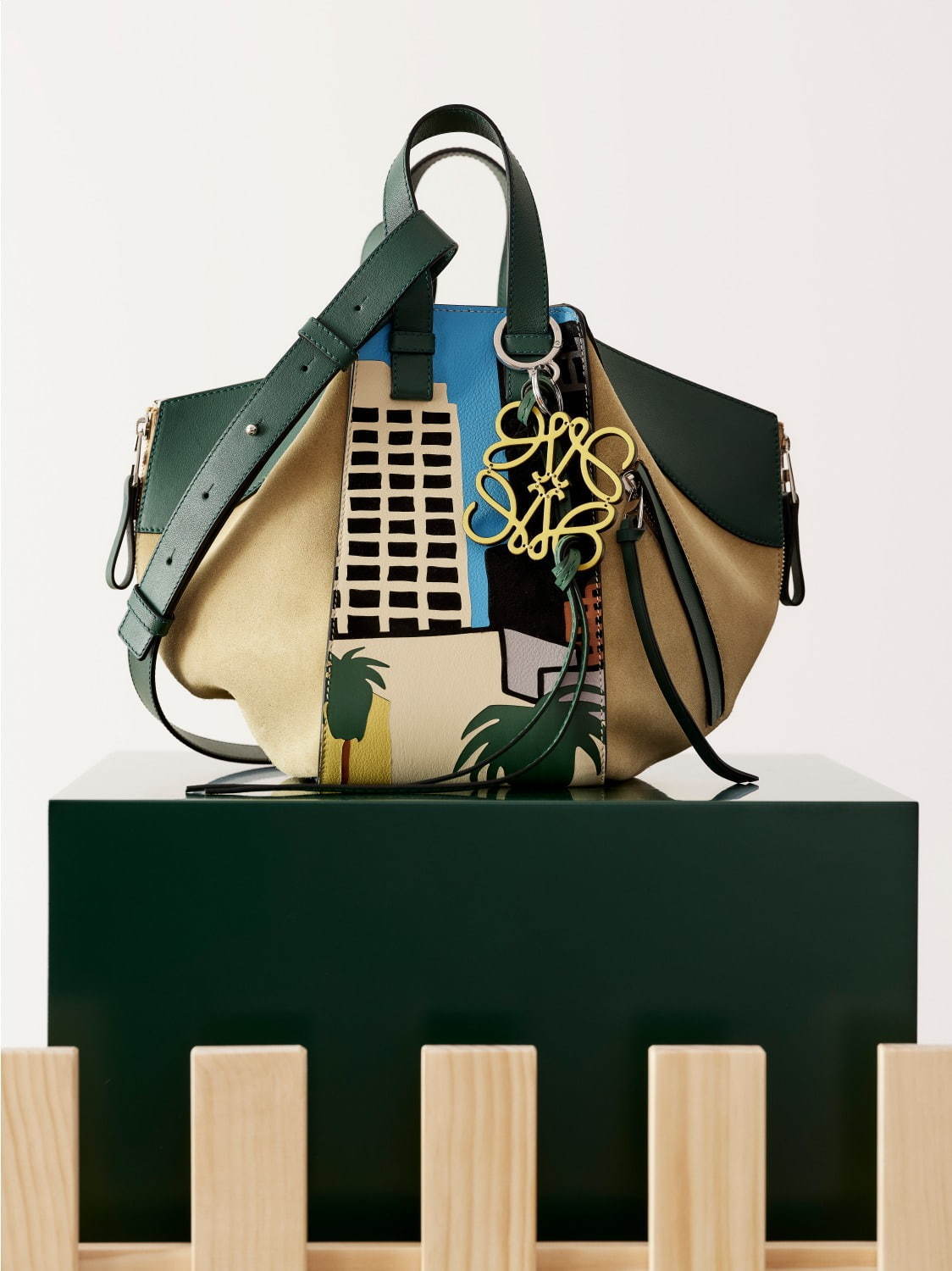ロエベから“ヤシの木”や“リゾート風景”柄のバッグ＆ウェア、米芸術家