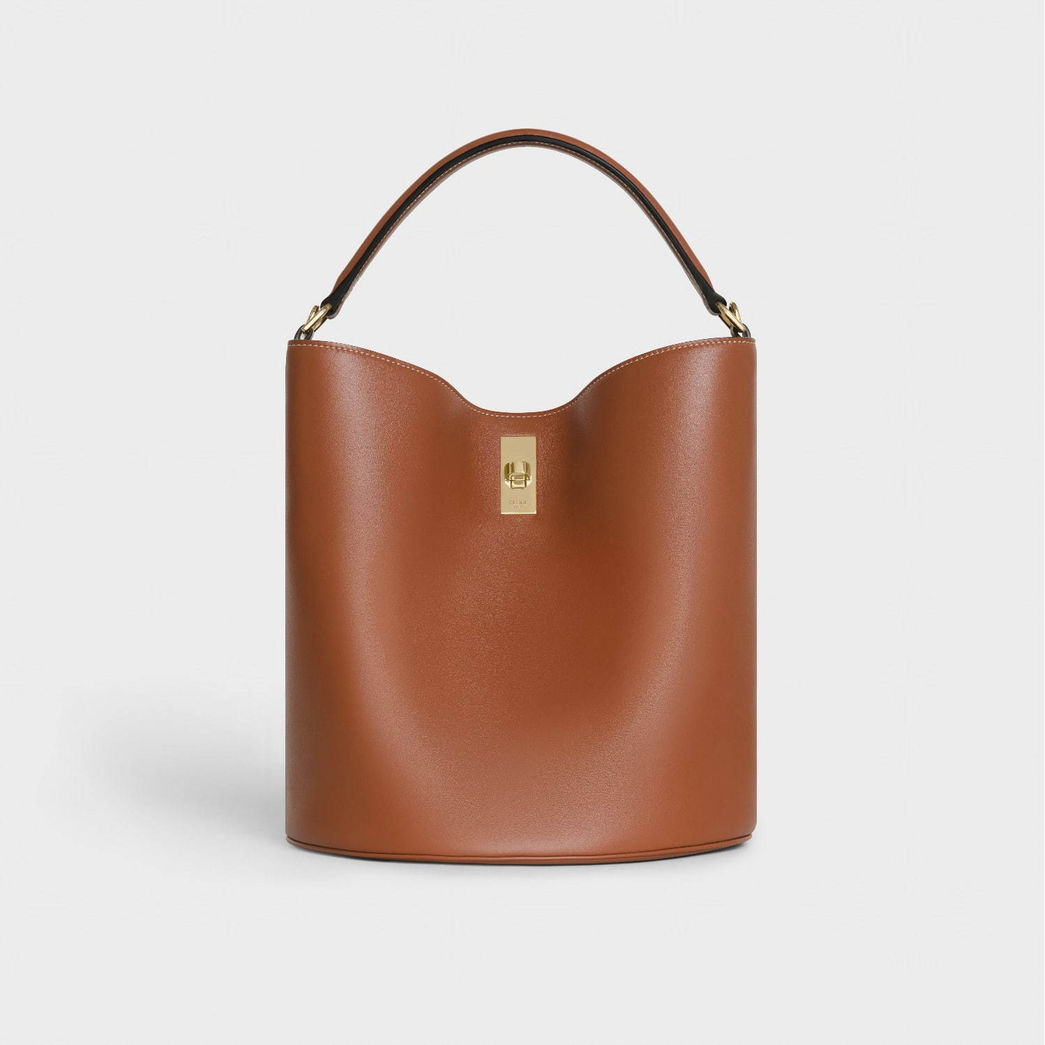 セリーヌのアイコンバッグ「16(セーズ)」に新作“バケット”タイプ