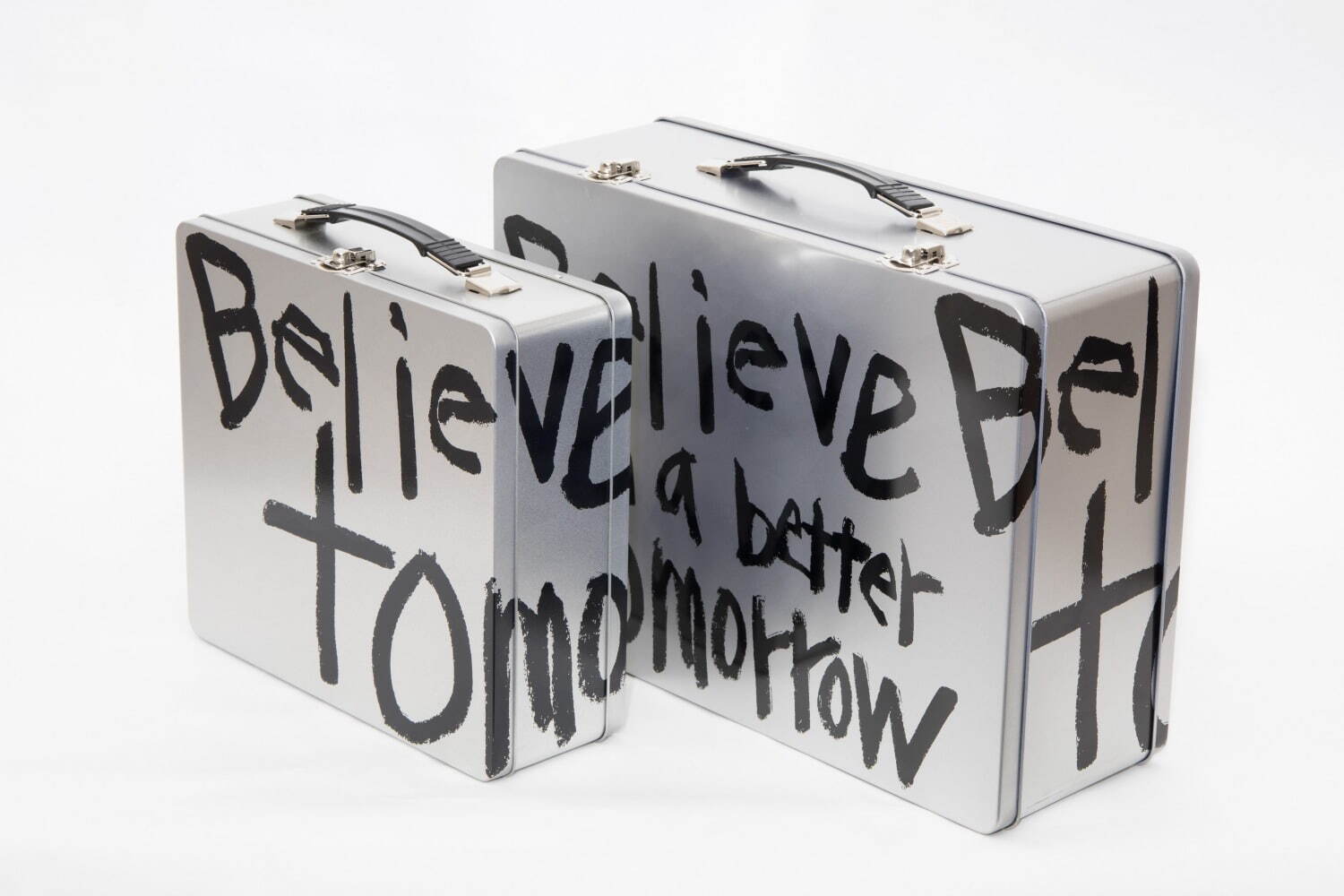 コム デ ギャルソンの青山店限定“ブリキ”のメッセージ トランク