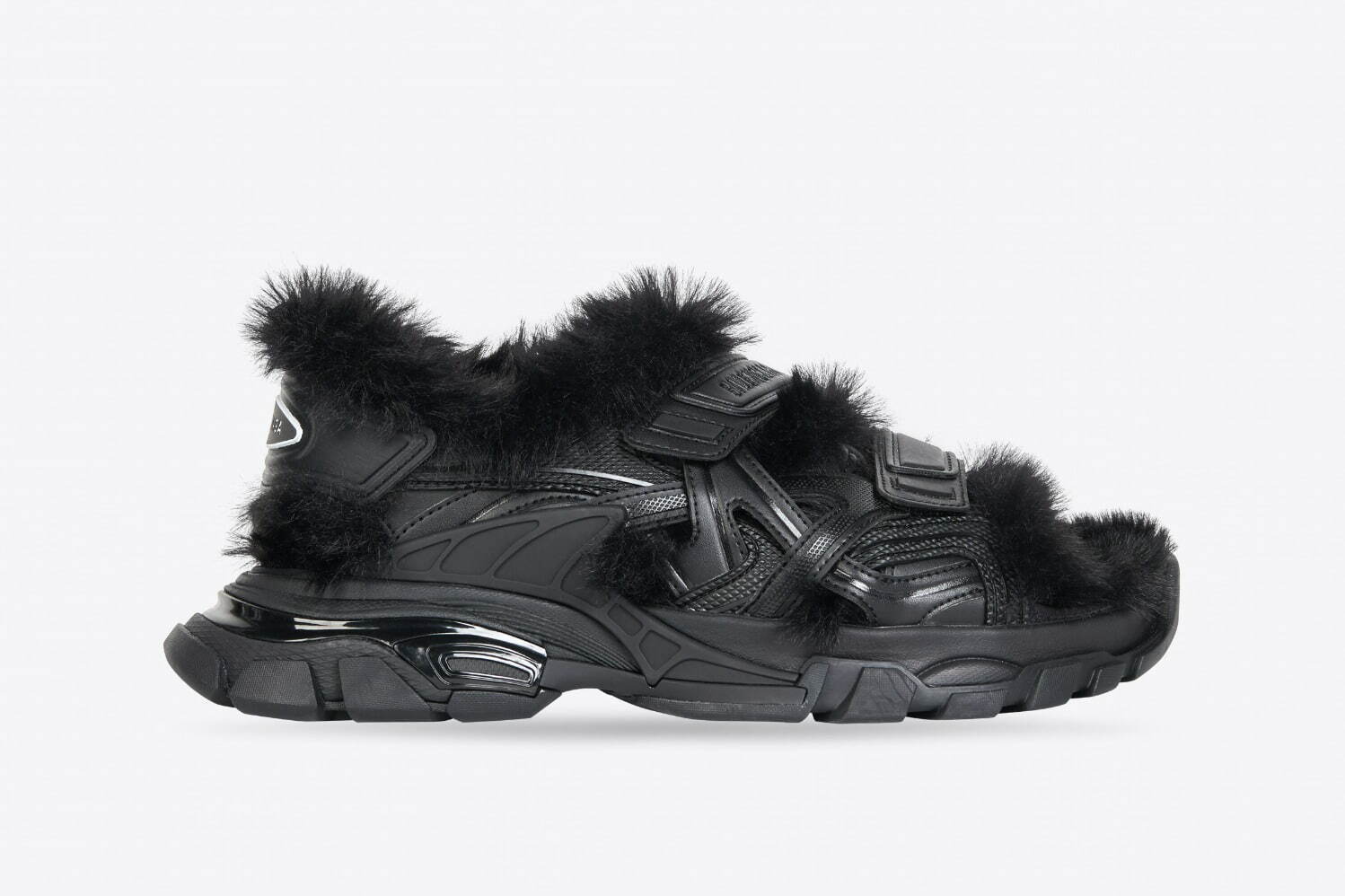 バレンシアガのスニーカーライン「トラック」にフェイクファーを施した