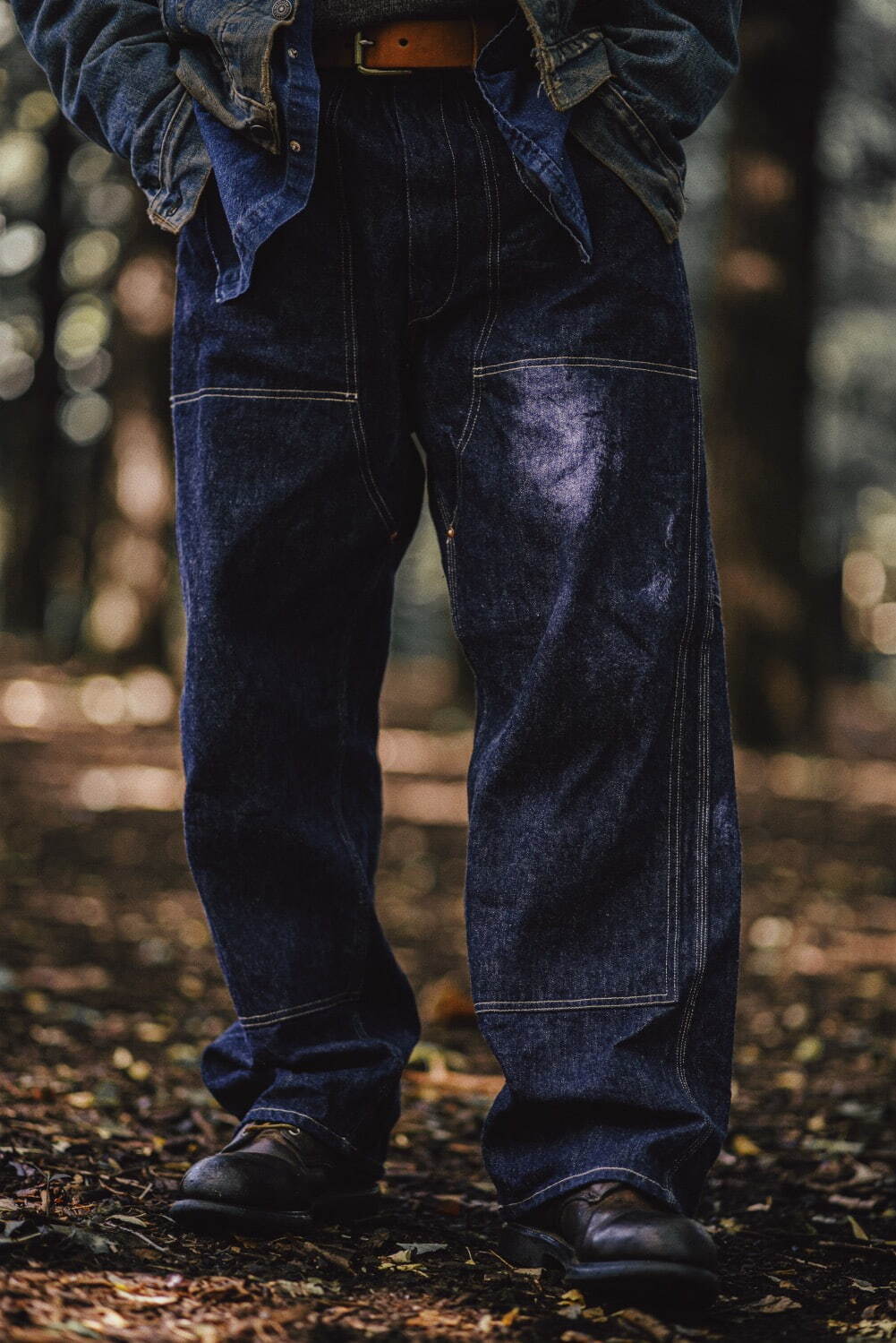 コモリのレショップ限定デニムペインターパンツ、タフなデザインを