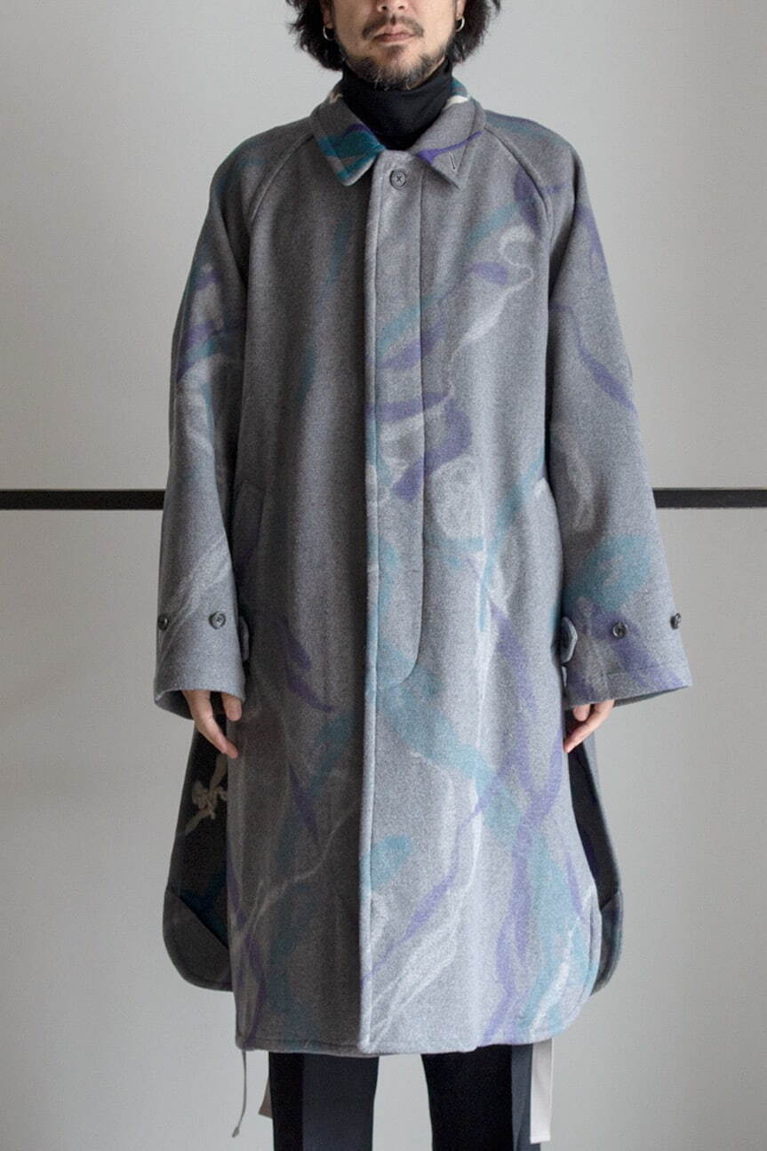 レインメーカー、“幻想的なマーブル柄”のバルカラーコート - サイド