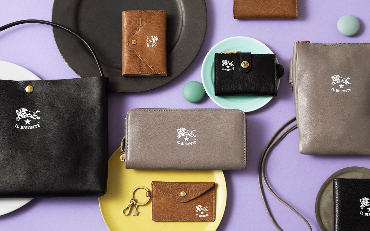 イル ビゾンテ“ホワイトロゴ”の新作バッグ＆革小物、くすみグレーや