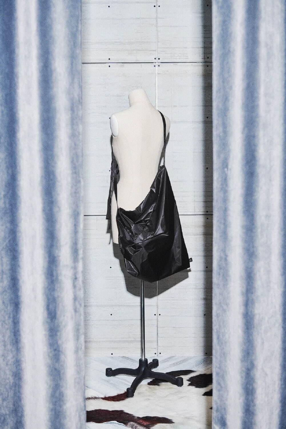 Y's 表参道限定の軽量ナイロンバッグ、ドレープが崩れない立体