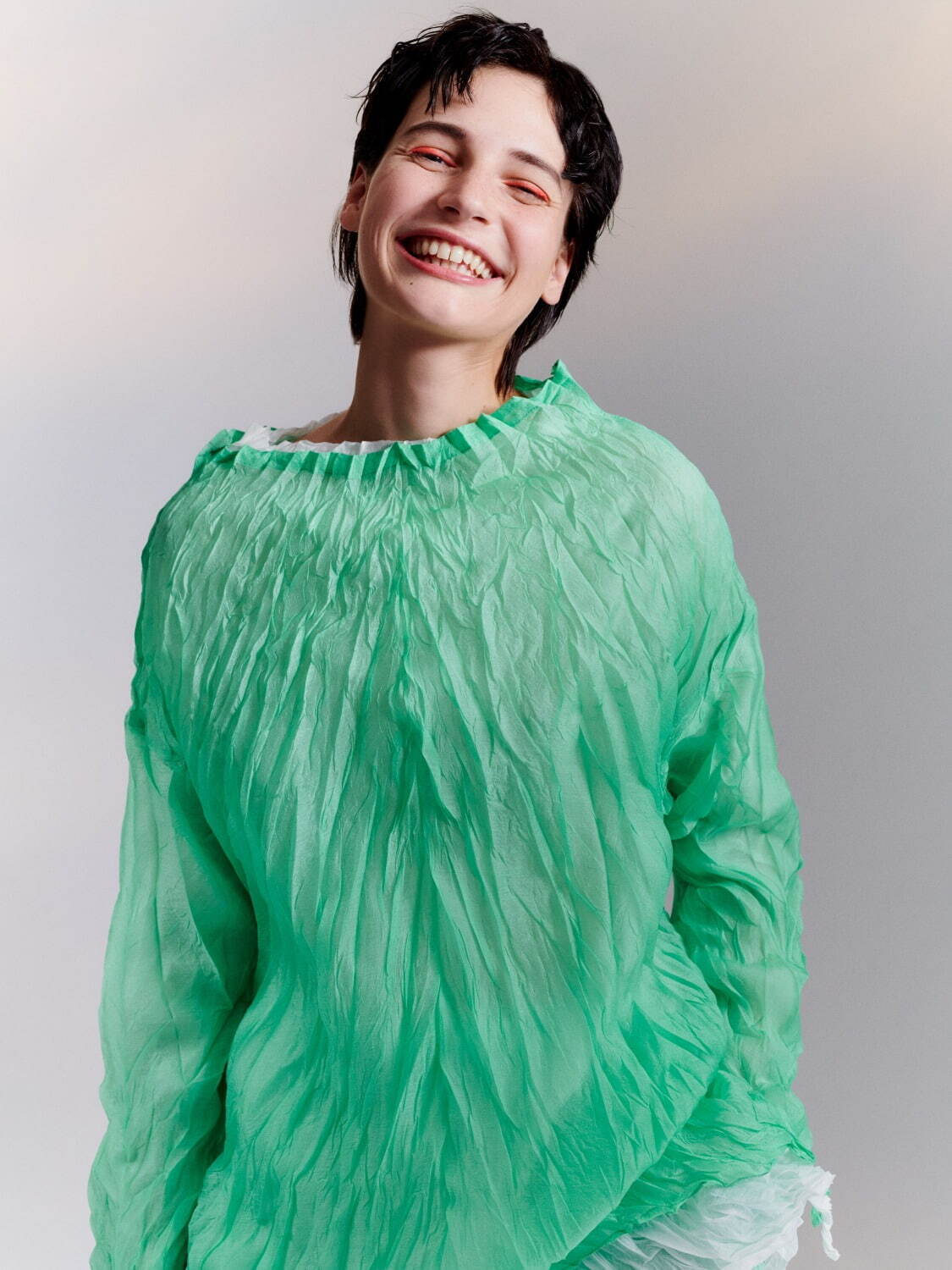 プリーツ プリーズ イッセイ ミヤケ新作“ぐるぐる旋風”描いたトップス