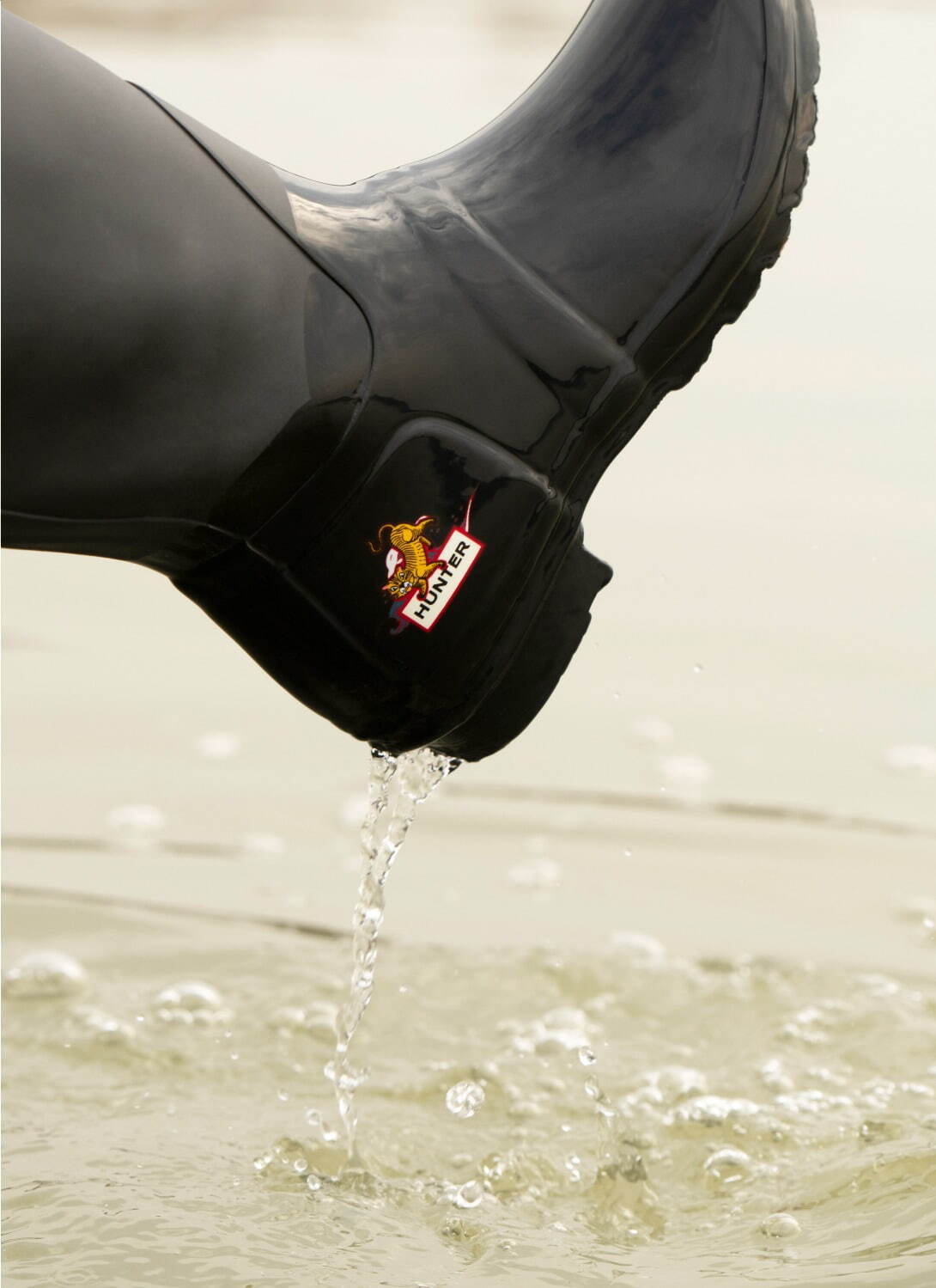 ハンターから22年干支“タイガー”のイラストロゴ入り限定レインブーツ