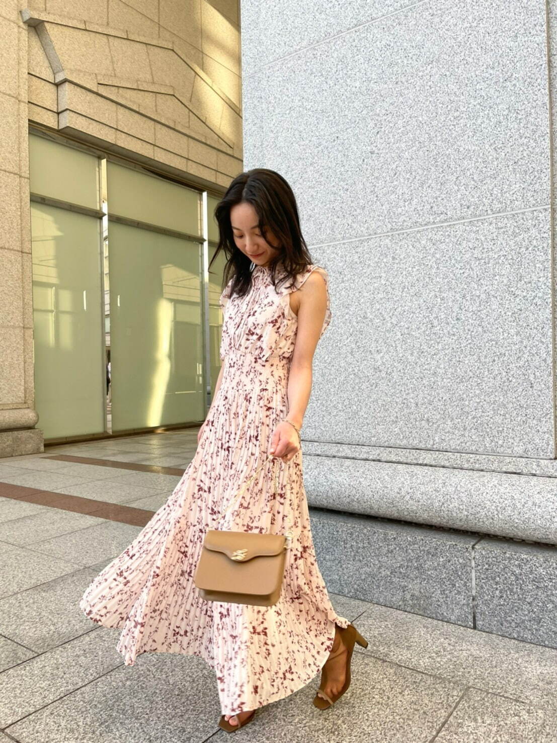 スナイデル2022年春「王道」フェミニンワンピース、透け感シフォンの