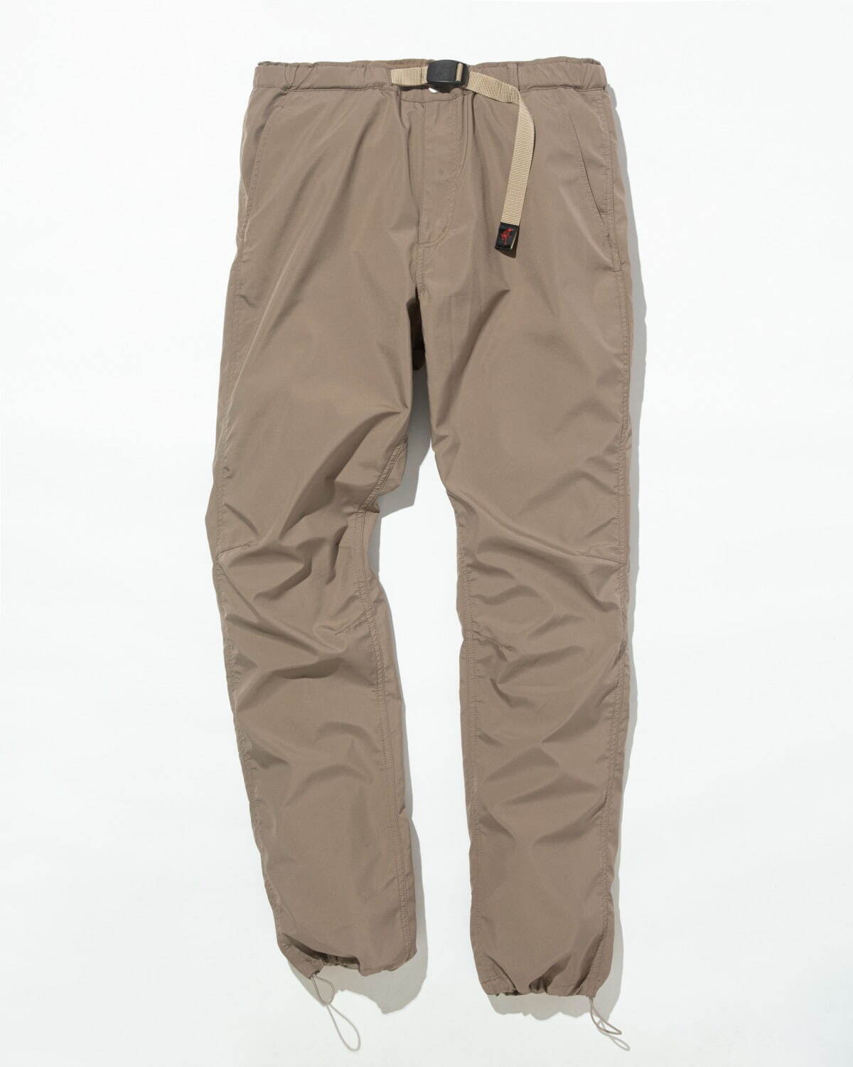 ノンネイティブ×グラミチ新作コラボパンツ、ゴアテックス素材で雨の日