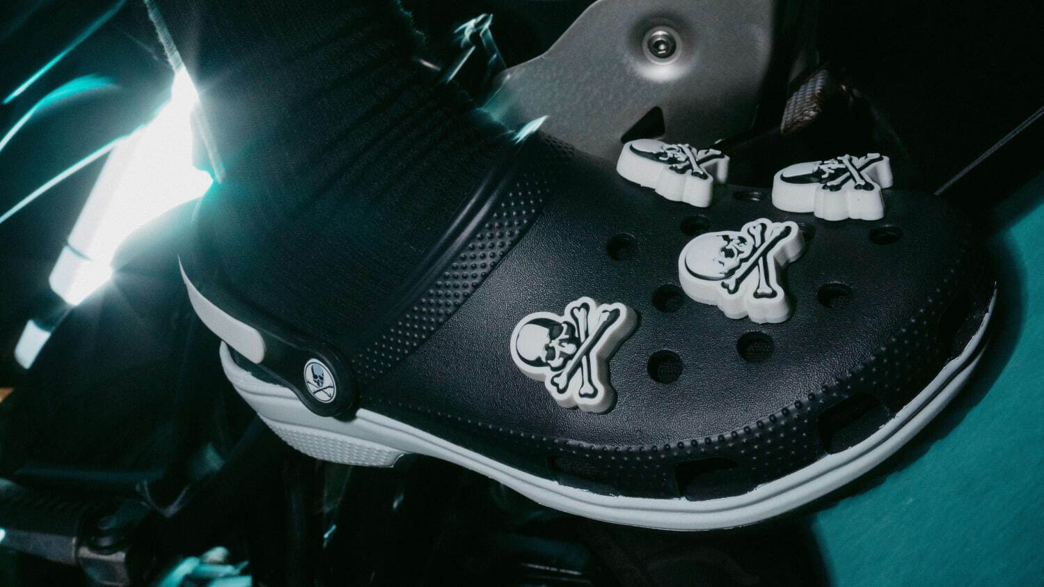 マスターマインド・ジャパン×クロックスのコラボサンダル、“スカル型