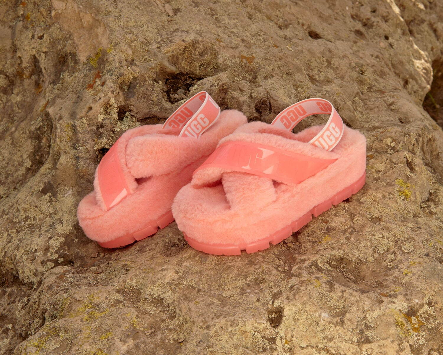 アグ新作“透明ソール”のふわふわシューズ＆“カラフルなチェック柄”の