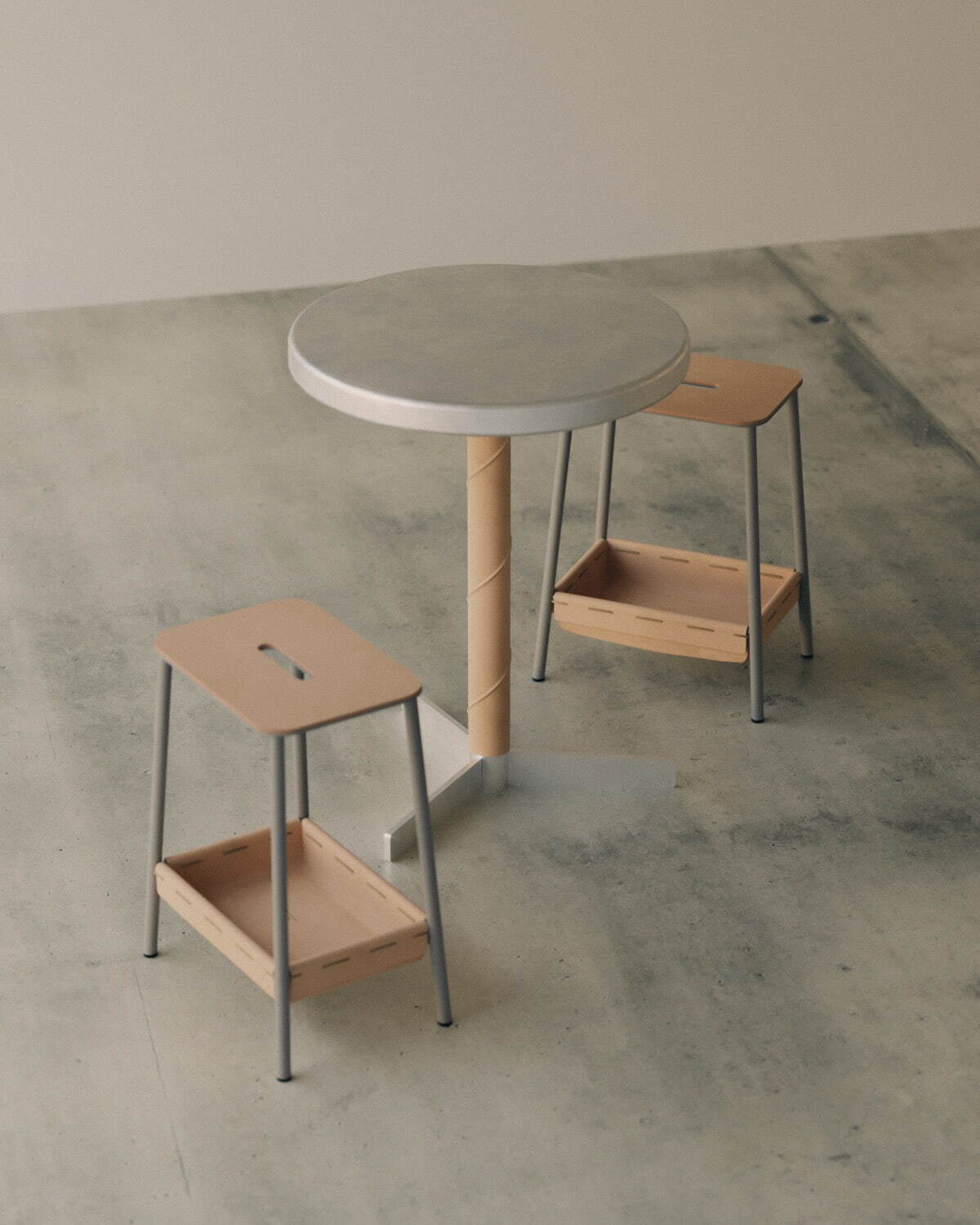 エンダースキーマ、レザーでミニマムに仕上げたスツール＆テーブルなど