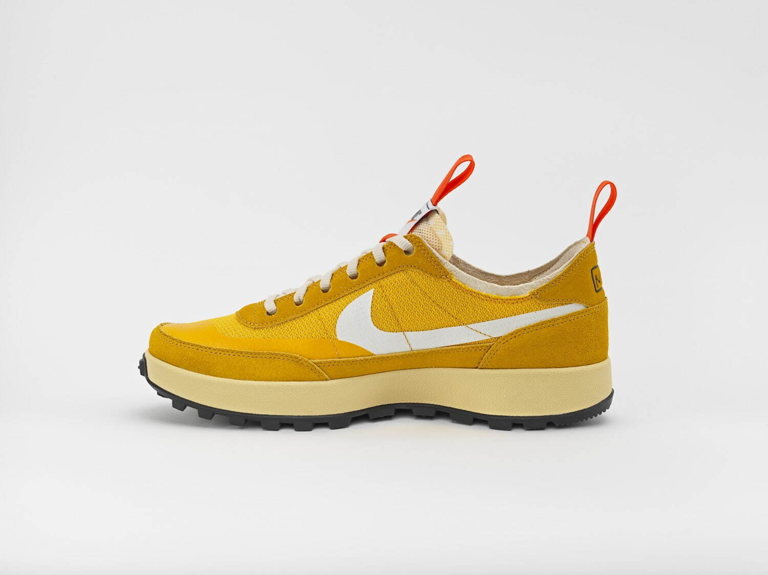 ナイキ×トム・サックスのスニーカー「ナイキクラフト GPS」イエロー