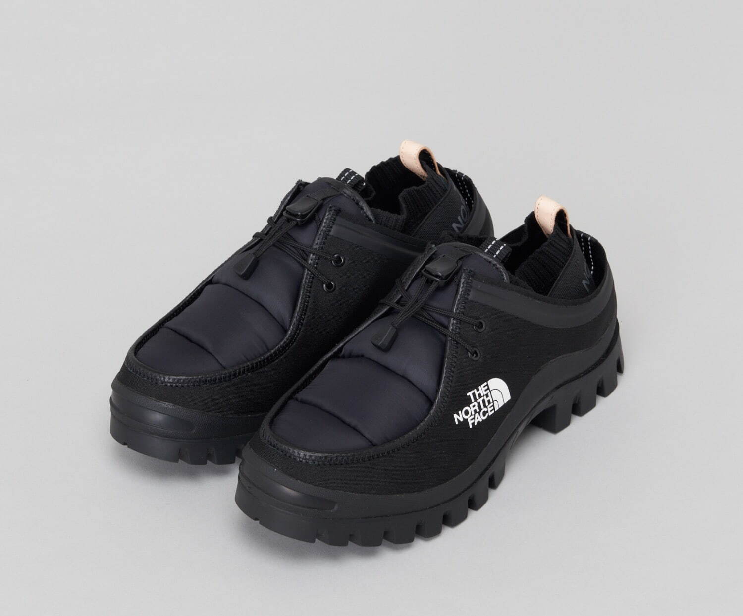 ザ・ノース・フェイス × エンダースキーマ、ダウンアッパーのシューズ