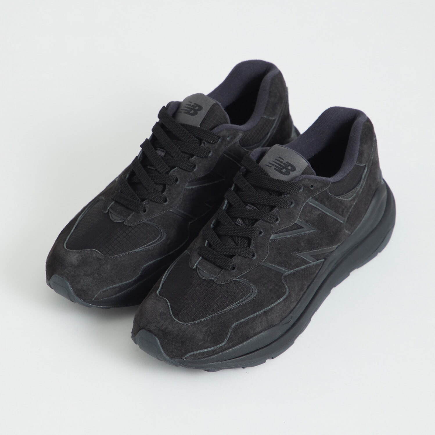 ニューバランス“流線型”イメージの「5740」スニーカーがダークグレーに