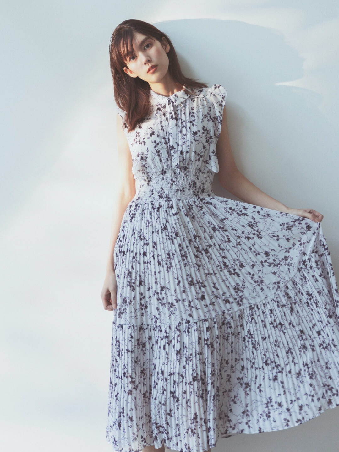 スナイデル23年春新作、花柄プリーツワンピース＆ケープデザインの