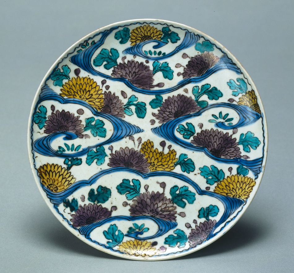 色絵菊流水文平鉢 | 古九谷様式 | 収蔵品詳細 | 作品を知る | 東京富士