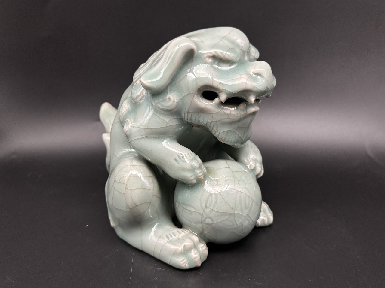 ギャラリー安原 / ご売約「応援企画」鍋島青磁 玉取り獅子置物