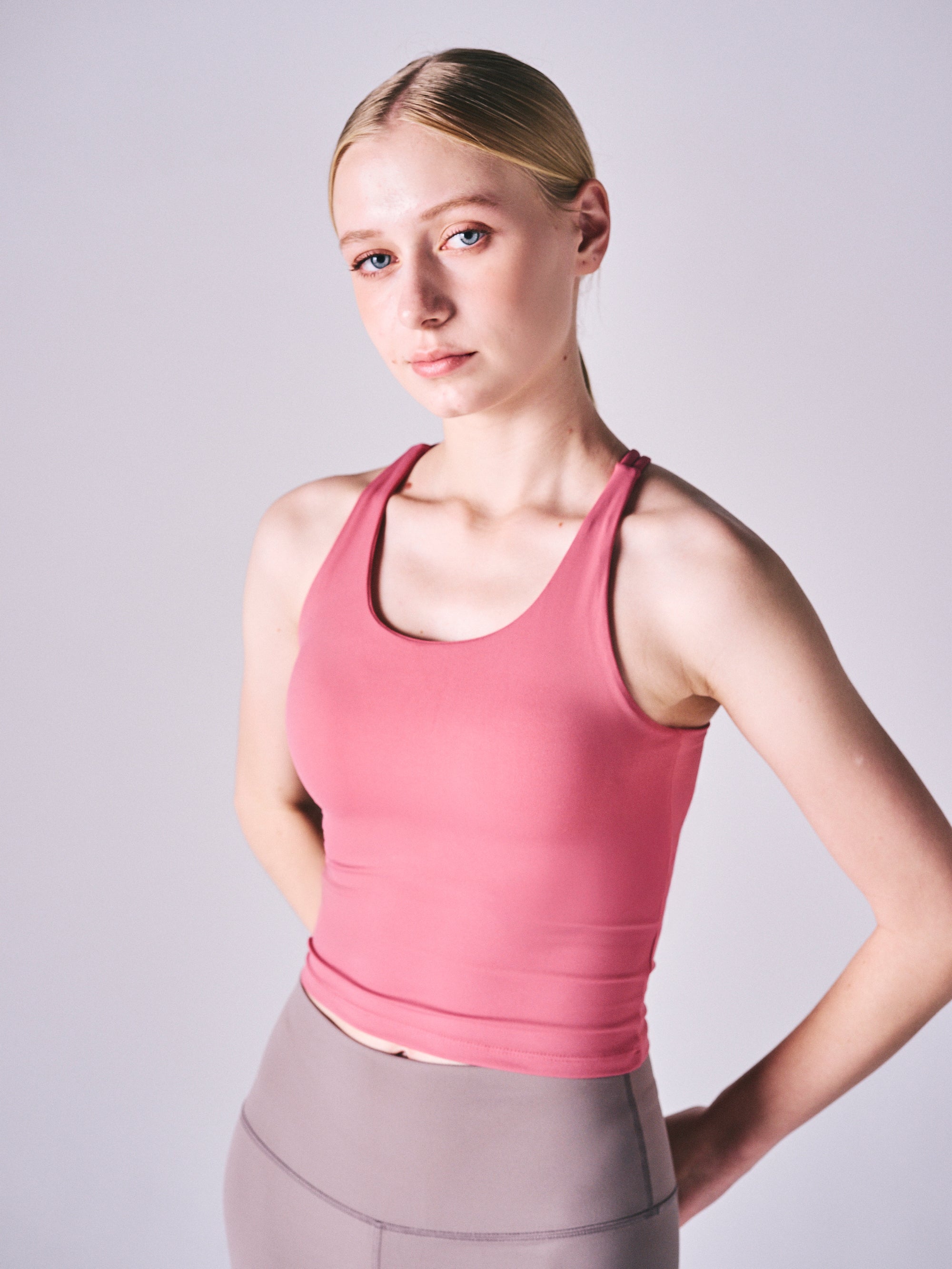 リズ タンク チェリーピンク カップ付き ヨガウェア | タンクトップ