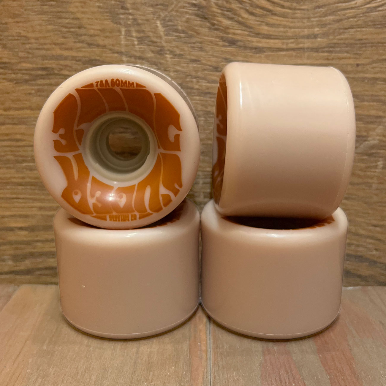 クリーム色とオレンジのショートボードドロップアウトお宝貴重品