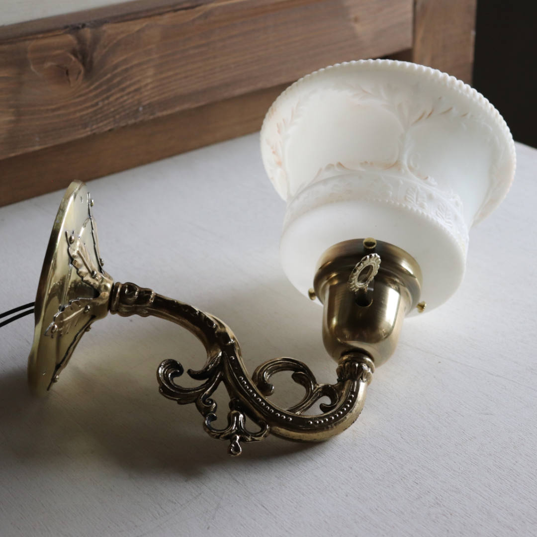 USAヴィンテージミルクガラスシェード付コロニアルブラケットライト