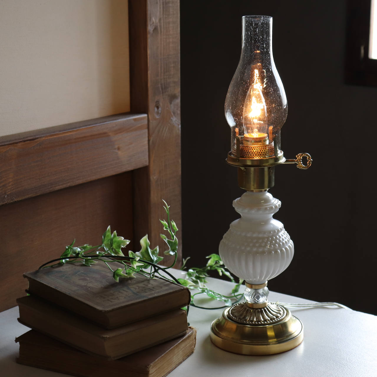 USAヴィンテージオイルランプ型ホブネイルミルクガラス製テーブル